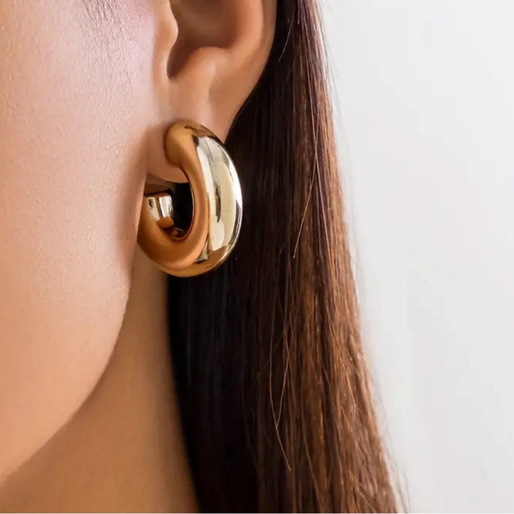 Modern hoop earrings 18k gold plated.